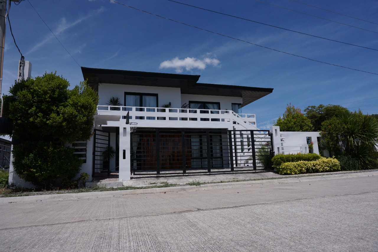 FOR SALE | 5-BR MODERN BEACH HOUSE IN LAIYA, SAN JUAN, BATANGAS